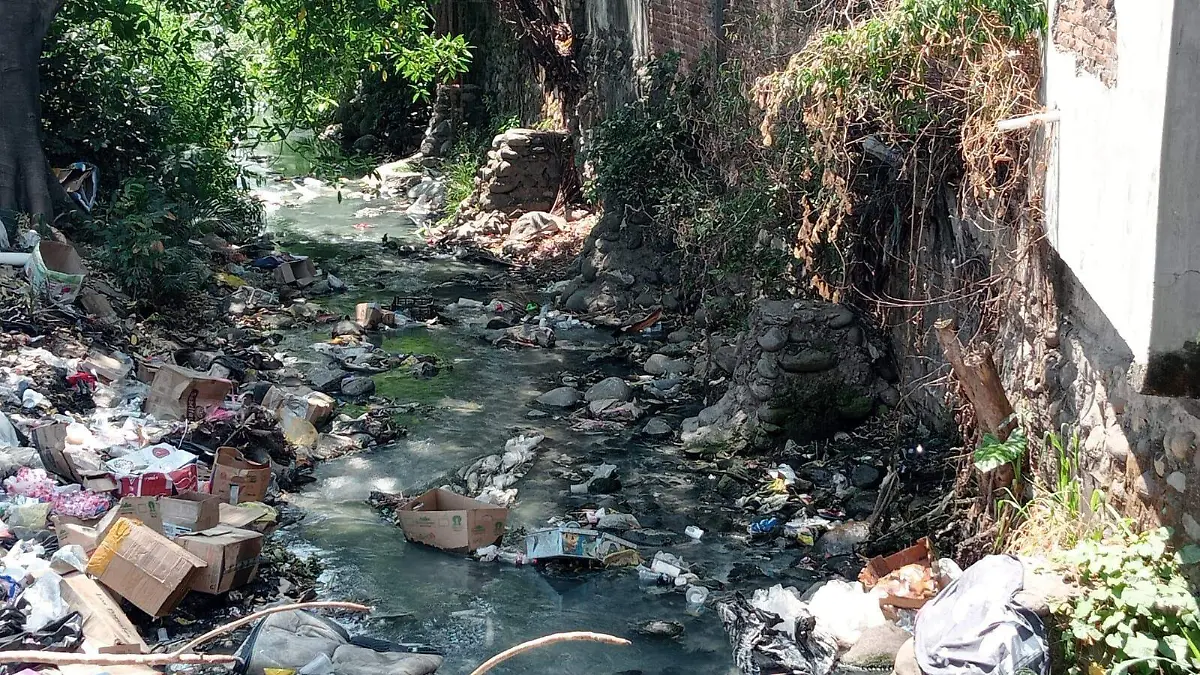 río contaminado